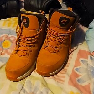 Idk the name but some Nike shoes